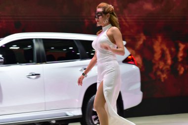 Bangkok Tayland 24 Ağustos 2019 Tanımlanamayan Güzel Bangkok Motor Fuarı 'nda satılık bir araba sunuyor.