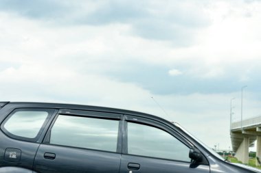 Ladkrabang Tayland 24 Ağustos 2019 Bulut Yolcu uçağı bulutların ve ağacın üzerinde mavi gökyüzünde uçuyor. Yolcu uçağı Suvarnabhumi Havaalanına iniyor.