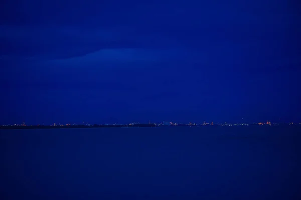 Meer Bei Nacht Strand Und Blauer Himmel Mit Wolken Stadt — Stockfoto