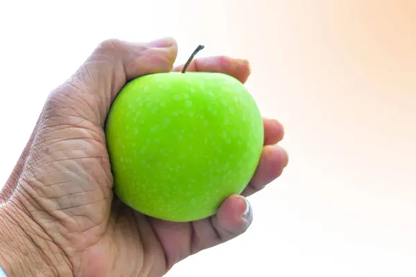 Suddig Grön Äpple Handen Vit Bakgrund — Stockfoto