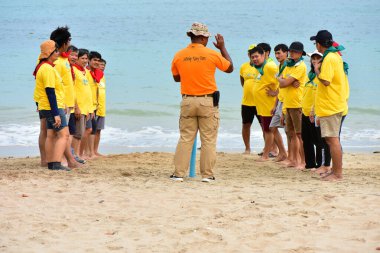 Chon Buri Tayland 01 Ağustos 2019 Japon şirketi çalışanlarını sahildeki etkinliklere götürüyor..