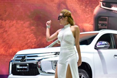 Bangkok Tayland 24 Ağustos 2019 Tanımlanamayan Güzel Bangkok Motor Fuarı 'nda satılık bir araba sunuyor.