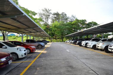 Rayong Tayland 14 Temmuz 2021 Araba köydeki garajda park halinde.