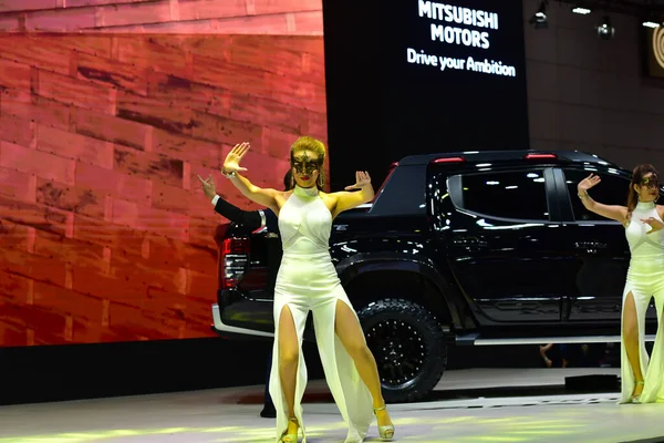Bangkok Tayland 24 Ağustos 2019 Tanımlanamayan Güzel Bangkok Motor Fuarı 'nda satılık bir araba sunuyor.