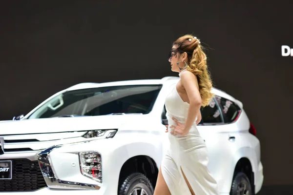 Bangkok Tayland 24 Ağustos 2019 Tanımlanamayan Güzel Bangkok Motor Fuarı 'nda satılık bir araba sunuyor.