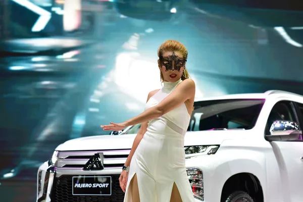 Bangkok Tayland 24 Ağustos 2019 Tanımlanamayan Güzel Bangkok Motor Fuarı 'nda satılık bir araba sunuyor.