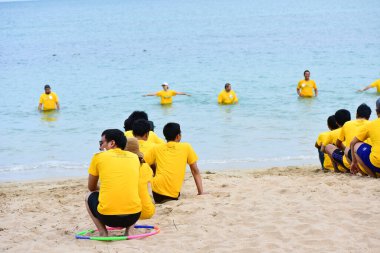 ChonBuri Tayland 1 Ağustos 2019 Japon şirketi çalışanlarını 2019 Plaj Ekibi Mükemmellik Ekibi 'nin faaliyetlerine götürüyor.