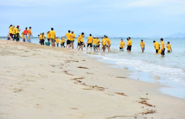 ChonBuri Tayland 1 Ağustos 2019 Japon şirketi çalışanlarını 2019 Plaj Ekibi Mükemmellik Ekibi 'nin faaliyetlerine götürüyor.