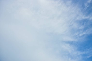 Arka plan için mavi gökyüzü ve beyaz bulutlar. yeşil çimen önplanı