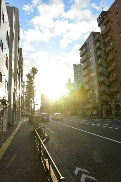 日本2018年11月25日太陽が東京の街に輝きます — ストック写真