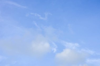 Arka plan için mavi gökyüzü ve beyaz bulutlar.