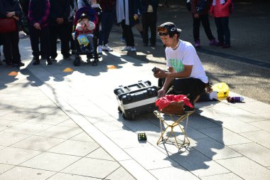 Tokyo, Japonya 27 Kasım 2018 Kimliği belirsiz birçok insan Ueno parkında yürüyor ve bahçedeki sonbahar ağacını izliyor. .