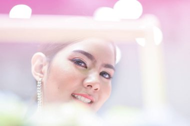 Bangkok Tayland 24 Ağustos 2019 Tanımlanamayan Güzel Bangkok Motor Fuarı 'nda satılık bir araba sunuyor.