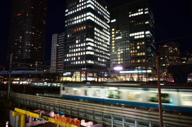 Tokyo, Japonya 21 Kasım 2018 Tanımlanamayan Görüntü Japon halkının Tokyo 'ya gece yolculuğu. Tokyo 'daki binalar.