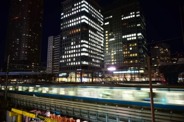 Tokyo, Japonya 21 Kasım 2018 Tanımlanamayan Görüntü Japon halkının Tokyo 'ya gece yolculuğu. Tokyo 'daki binalar.
