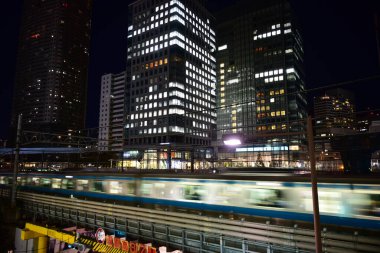 Tokyo, Japonya 21 Kasım 2018 Tanımlanamayan Görüntü Japon halkının Tokyo 'ya gece yolculuğu. Tokyo 'daki binalar.