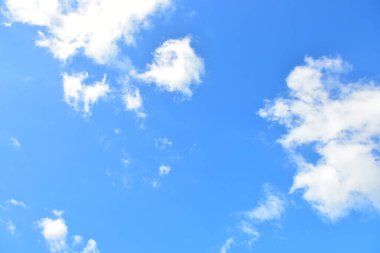 Mavi gökyüzü beyaz bulut mavi arkaplan