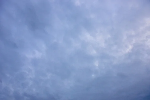 背景に青い空と白い雲 — ストック写真