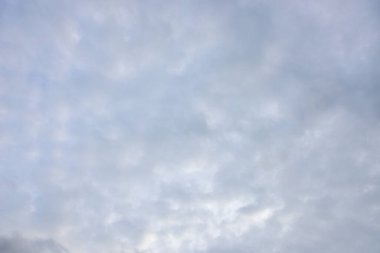 Mavi gökyüzü beyaz bulut mavi arkaplan