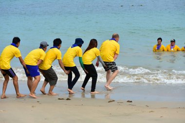 ChonBuri Tayland 1 Ağustos 2019 Japon şirketi çalışanlarını 2019 Plaj Ekibi Mükemmellik Ekibi 'nin faaliyetlerine götürüyor.