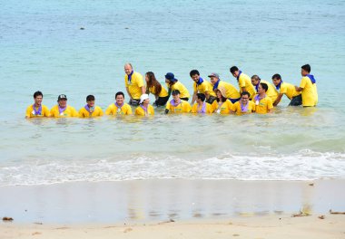 ChonBuri Tayland 1 Ağustos 2019 Japon şirketi çalışanlarını 2019 Plaj Ekibi Mükemmellik Ekibi 'nin faaliyetlerine götürüyor.