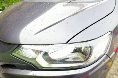 Bangkok Tayland 3 Ağustos 2019 Dayanıklı cam araba farları yağmurdan düşen su damlacıklarıyla siyah bir arabayı aydınlatıyor.