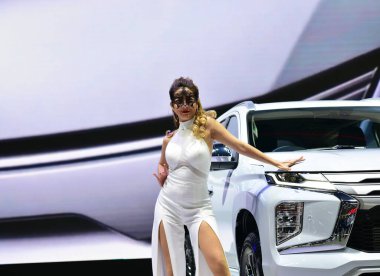 Bangkok Tayland 24 Ağustos 2019 Tanımlanamayan Güzel Bangkok Motor Fuarı 'nda satılık bir araba sunuyor.