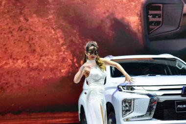 Bangkok Tayland 24 Ağustos 2019 Tanımlanamayan Güzel Bangkok Motor Fuarı 'nda satılık bir araba sunuyor.