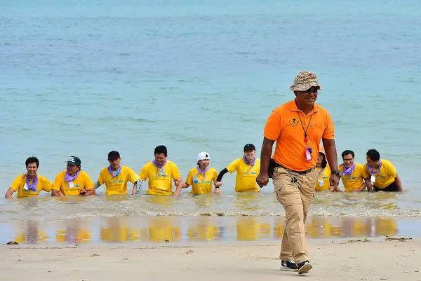 Chonburi Tajlandia Styczeń Sierpień 2019 Japońska Firma Zabiera Pracowników Plażę — Zdjęcie stockowe