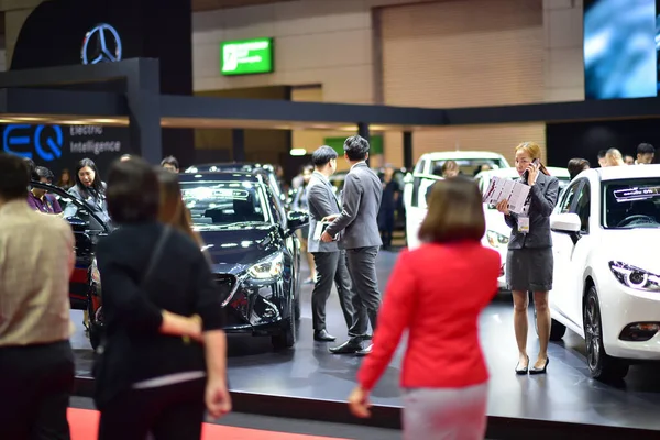 Bangkok Thailand August 2019 Blur Unidentified Salesman Sells Cars Bangkok — Stock Photo, Image