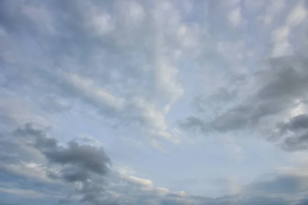 青い空白い雲の背景 — ストック写真