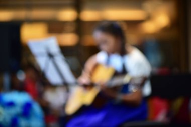 Bulanık Rayong Tayland 10 Ağustos 2019 Görüntü Öğrencileri Merkez Rayong 'da Anneler Günü' nde müzik çalıyorlar.