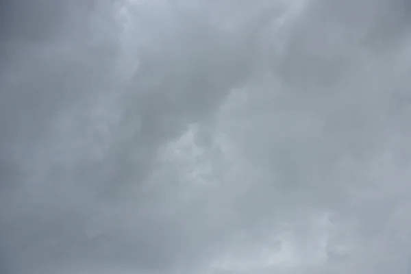 背景には黒い空と白い雲 雨の後 — ストック写真