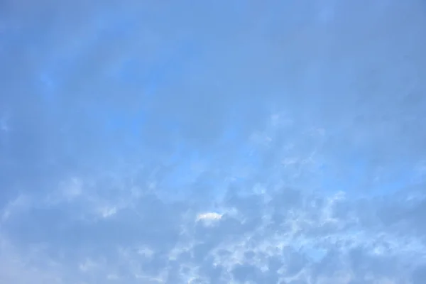 背景に青い空と白い雲 — ストック写真