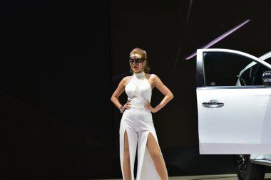 Bangkok Tayland 24 Ağustos 2019 Tanımlanamayan Güzel Bangkok Motor Fuarı 'nda satılık bir araba sunuyor.