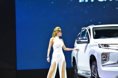 Bangkok Tayland 24 Ağustos 2019 Tanımlanamayan Güzel Bangkok Motor Fuarı 'nda satılık bir araba sunuyor.