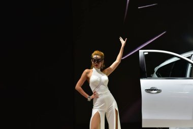 Bangkok Tayland 24 Ağustos 2019 Tanımlanamayan Güzel Bangkok Motor Fuarı 'nda satılık bir araba sunuyor.