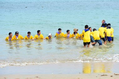 ChonBuri Tayland 1 Ağustos 2019 Japon şirketi çalışanlarını 2019 Plaj Ekibi Mükemmellik Ekibi 'nin faaliyetlerine götürüyor.