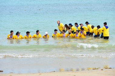 ChonBuri Tayland 1 Ağustos 2019 Japon şirketi çalışanlarını 2019 Plaj Ekibi Mükemmellik Ekibi 'nin faaliyetlerine götürüyor.