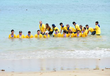 ChonBuri Tayland 1 Ağustos 2019 Japon şirketi çalışanlarını 2019 Plaj Ekibi Mükemmellik Ekibi 'nin faaliyetlerine götürüyor.