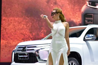 Bangkok Tayland 24 Ağustos 2019 Tanımlanamayan Güzel Bangkok Motor Fuarı 'nda satılık bir araba sunuyor.