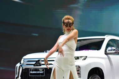 Bangkok Tayland 24 Ağustos 2019 Tanımlanamayan Güzel Bangkok Motor Fuarı 'nda satılık bir araba sunuyor.