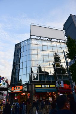 Tokyo, Japonya 21 Kasım 2018 Tanımlanamayan Görüntü Japon halkının Tokyo 'ya gece yolculuğu. Tokyo 'daki binalar.