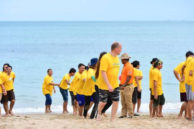 ChonBuri Tayland 1 Ağustos 2019 Japon şirketi çalışanlarını 2019 Plaj Ekibi Mükemmellik Ekibi 'nin faaliyetlerine götürüyor.