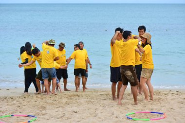 ChonBuri Tayland 1 Ağustos 2019 Japon şirketi çalışanlarını 2019 Plaj Ekibi Mükemmellik Ekibi 'nin faaliyetlerine götürüyor.