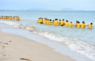 ChonBuri Tayland 1 Ağustos 2019 Japon şirketi çalışanlarını 2019 Plaj Ekibi Mükemmellik Ekibi 'nin faaliyetlerine götürüyor.