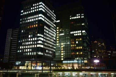 Tokyo, Japonya 21 Kasım 2018 Tanımlanamayan Görüntü Japon halkının Tokyo 'ya gece yolculuğu. Tokyo 'daki binalar.