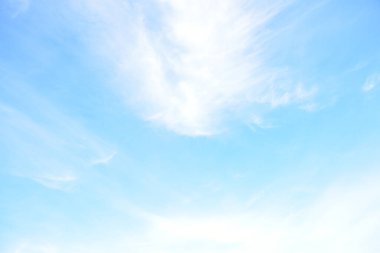 Arka plan için mavi gökyüzü ve beyaz bulutlar