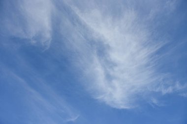 Arka plan için mavi gökyüzü ve beyaz bulutlar