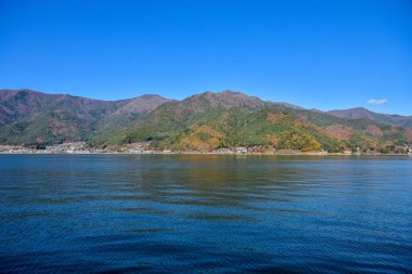 Yakisaki parkındaki Kawaguchiko gölünde sonbahar yaprakları. Fujisan dağı..